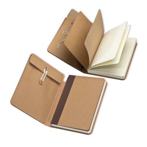 Carnet marron avec couverture et bande de fermeture.