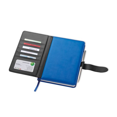 Carnet bleu avec couverture, passant pour stylo, fentes pour cartes de visite et fermeture lastique.