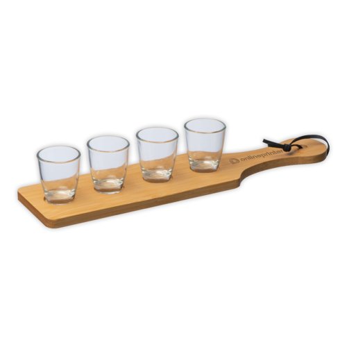 Ensemble de verres  liqueur en bois clair avec plateau en bois et quatre verres.