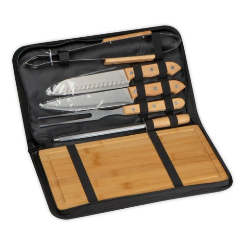 Ensemble de barbecue noir avec outils en bois et acier inoxydable dans un tui zipp.