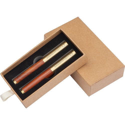 Ensemble d'criture en bois marron avec deux stylos et bote assortie.
