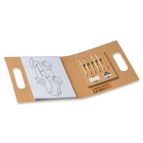 Livre de coloriage marron avec crayons de couleur, gomme et taille-crayon.