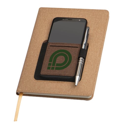 Carnet beige avec passant pour stylo et poche.