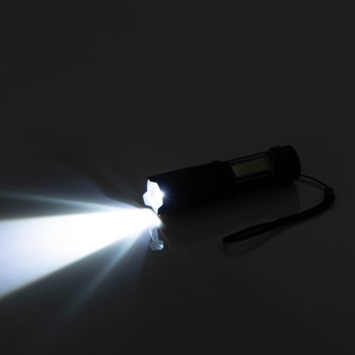 Lampe de poche noire, rechargeable avec dragonne.