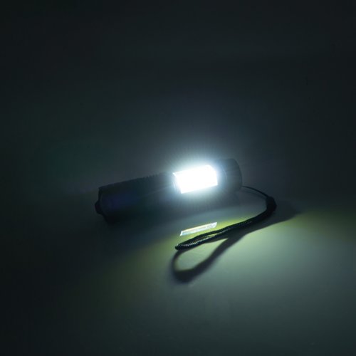 Lampe de poche noire rechargeable avec dragonne.