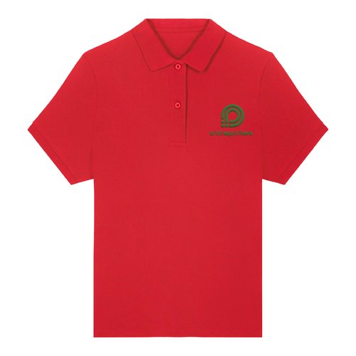 Polo rouge en coton bio pour femmes avec courte patte de boutonnage.