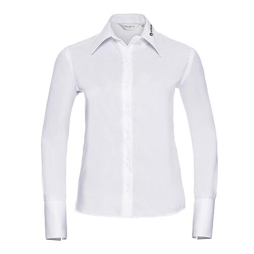 Blouse blanche en tissu pour femme avec manches longues.