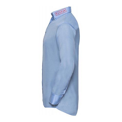 Chemise en tissu bleu clair avec manches longues et col.