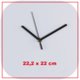 Horloge murale blanche avec cadran intégrale et aiguilles.