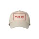 Casquette de baseball beige en tissu avec bride rglable.