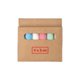 Craies de trottoir colores dans une bote en carton.